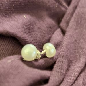 Cultured pearl studs
